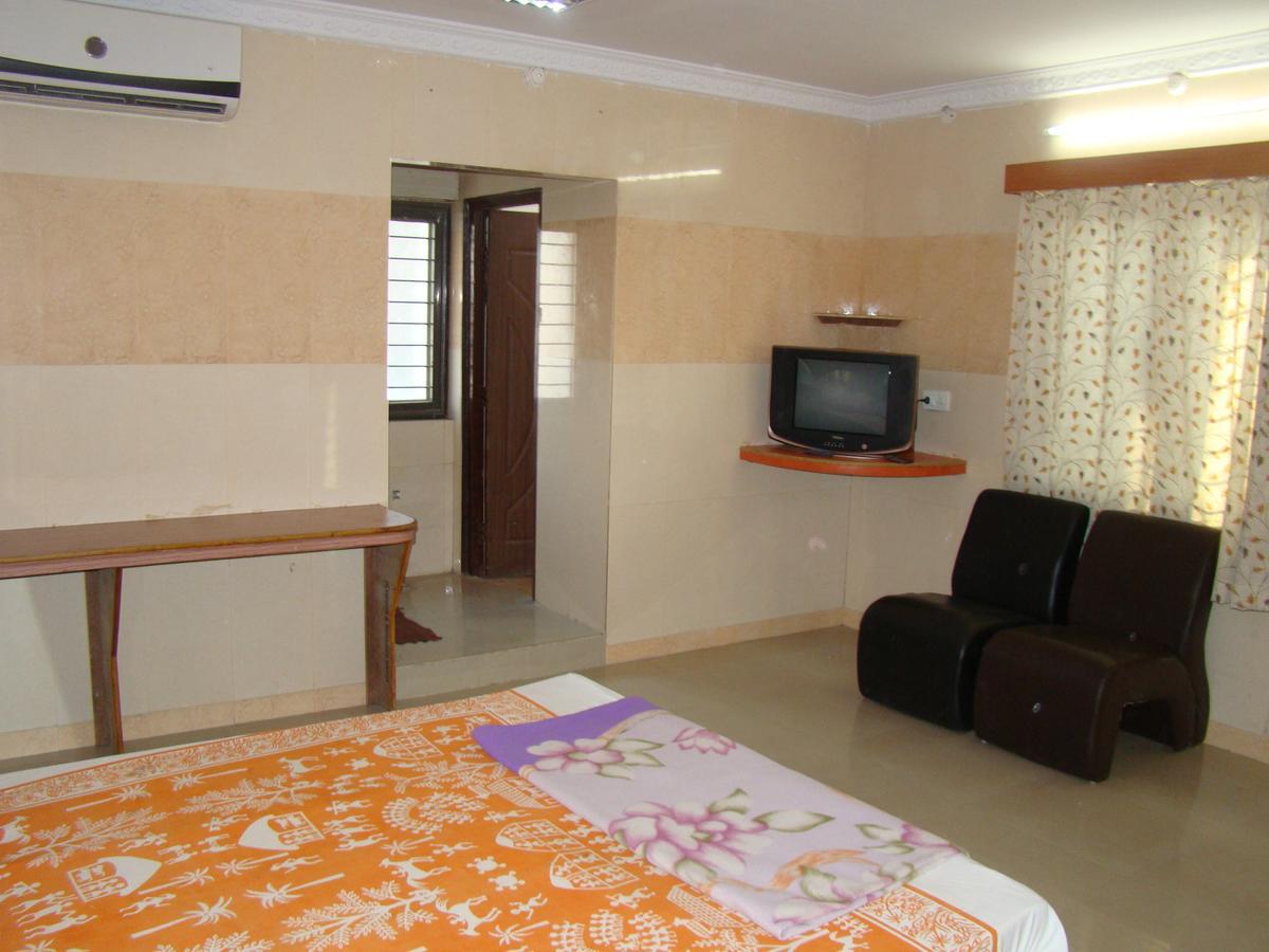 Sreeniketanam Lodge Madhavaram Экстерьер фото